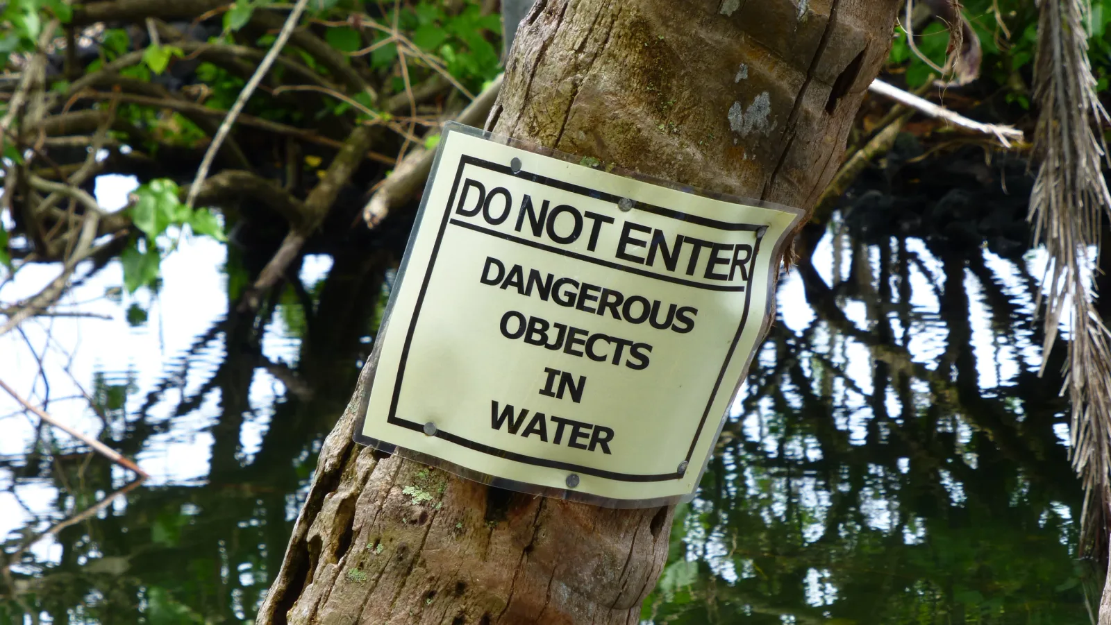 Warnschild „Do Not Enter – Dangerous Objects in Water"
