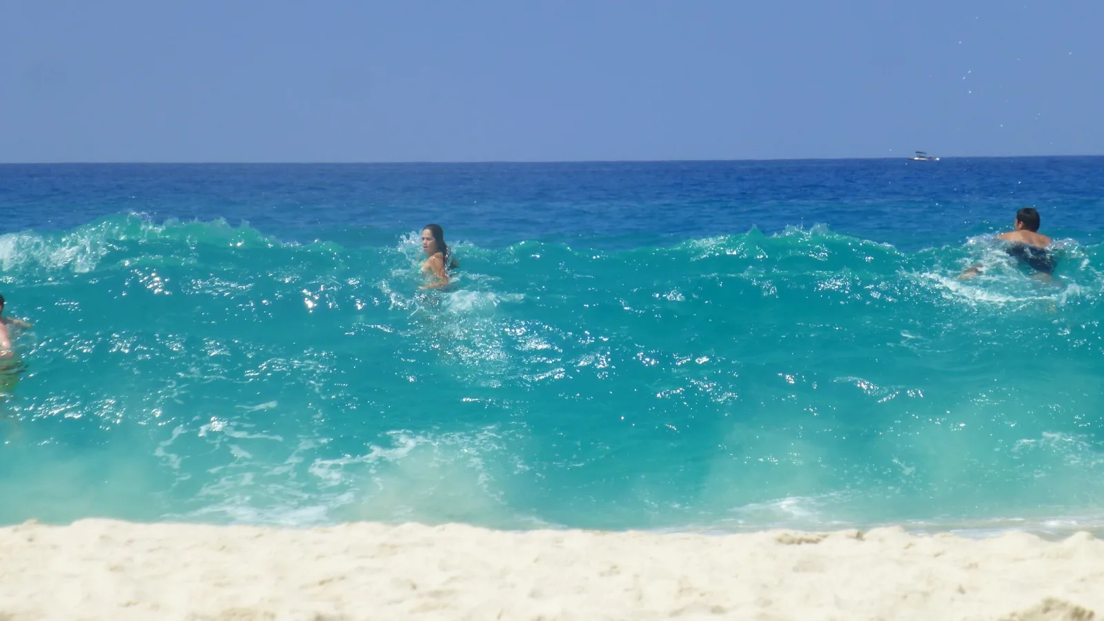 Hawaii – Türkisfarbene Wellen mit Schwimmern im Meer