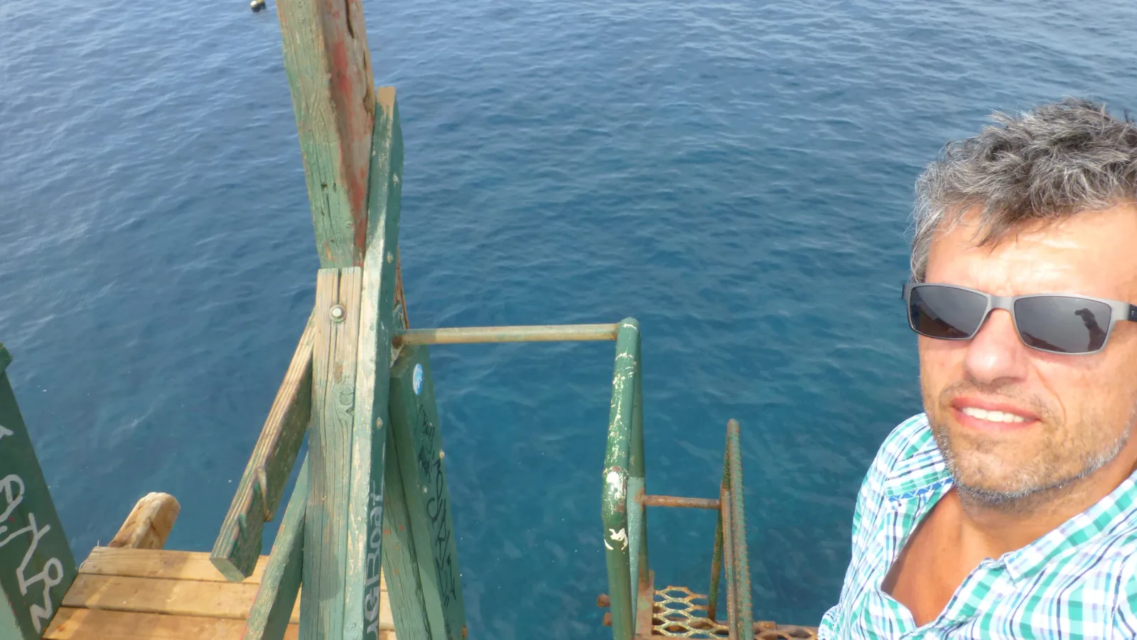 Selfie auf erhöhter Plattform über blauem Meer