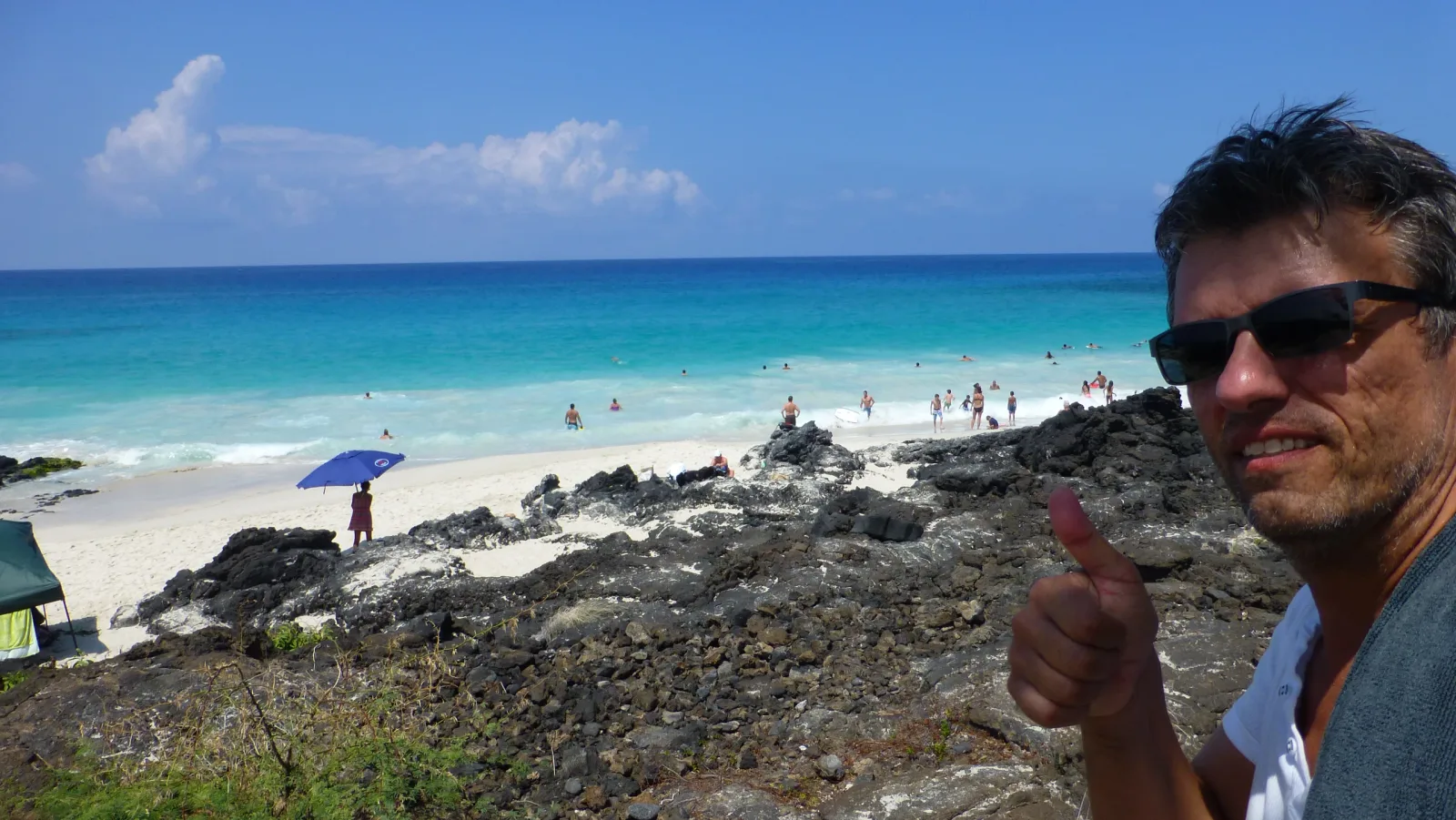 Hawaii – Selfie an türkisem Strand mit Felsen