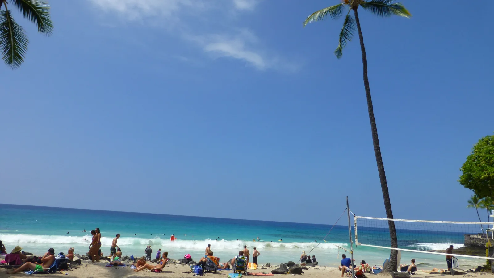 Kahaluu-Keauhou, Hawaii – Strandleben mit Palmen