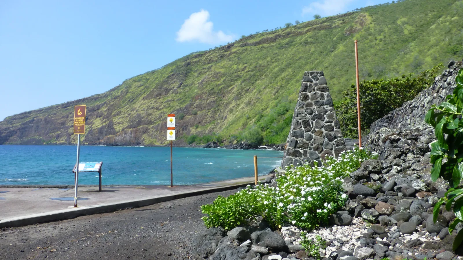 Hawaii – Historisches Steinmonument an türkiser Bucht