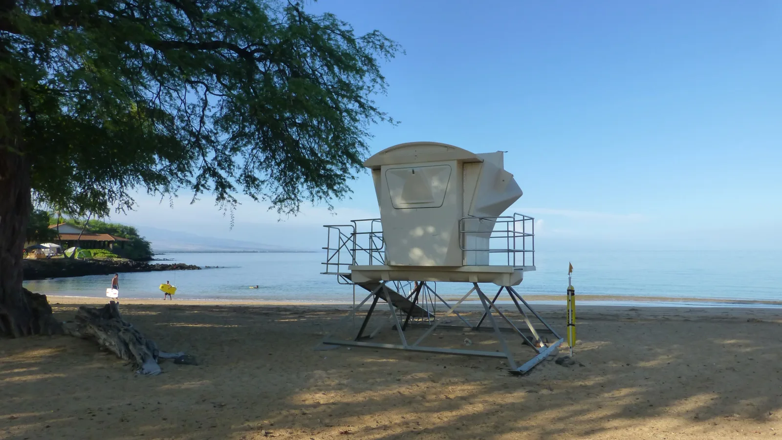 Hawaii – Rettungsschwimmerturm am ruhigen Sandstrand