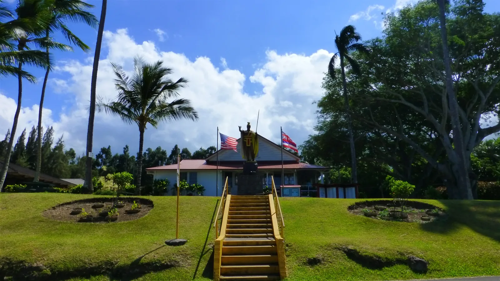 Hawaii – Kamehameha-Statue mit US- und Hawaii-Flagge