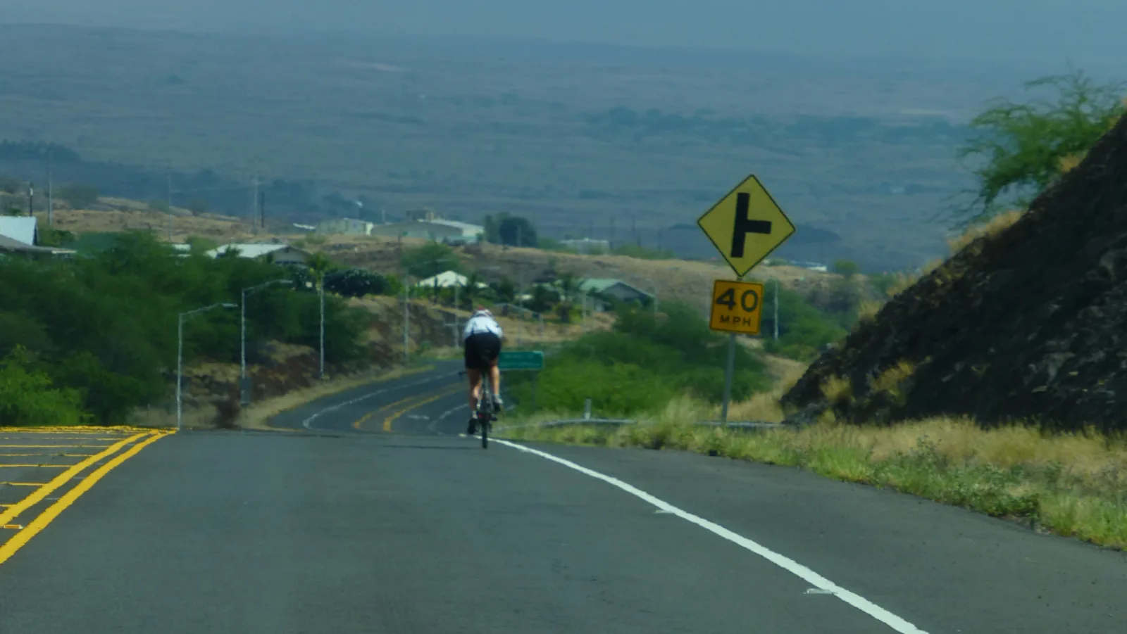 Hawaii – Radfahrer auf kurvenreicher Bergstraße