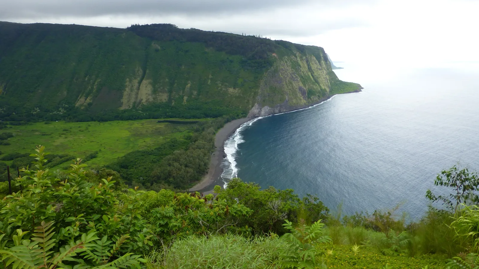 Big Island, Hawaii – Waipio Valley mit schwarzem Sandstrand