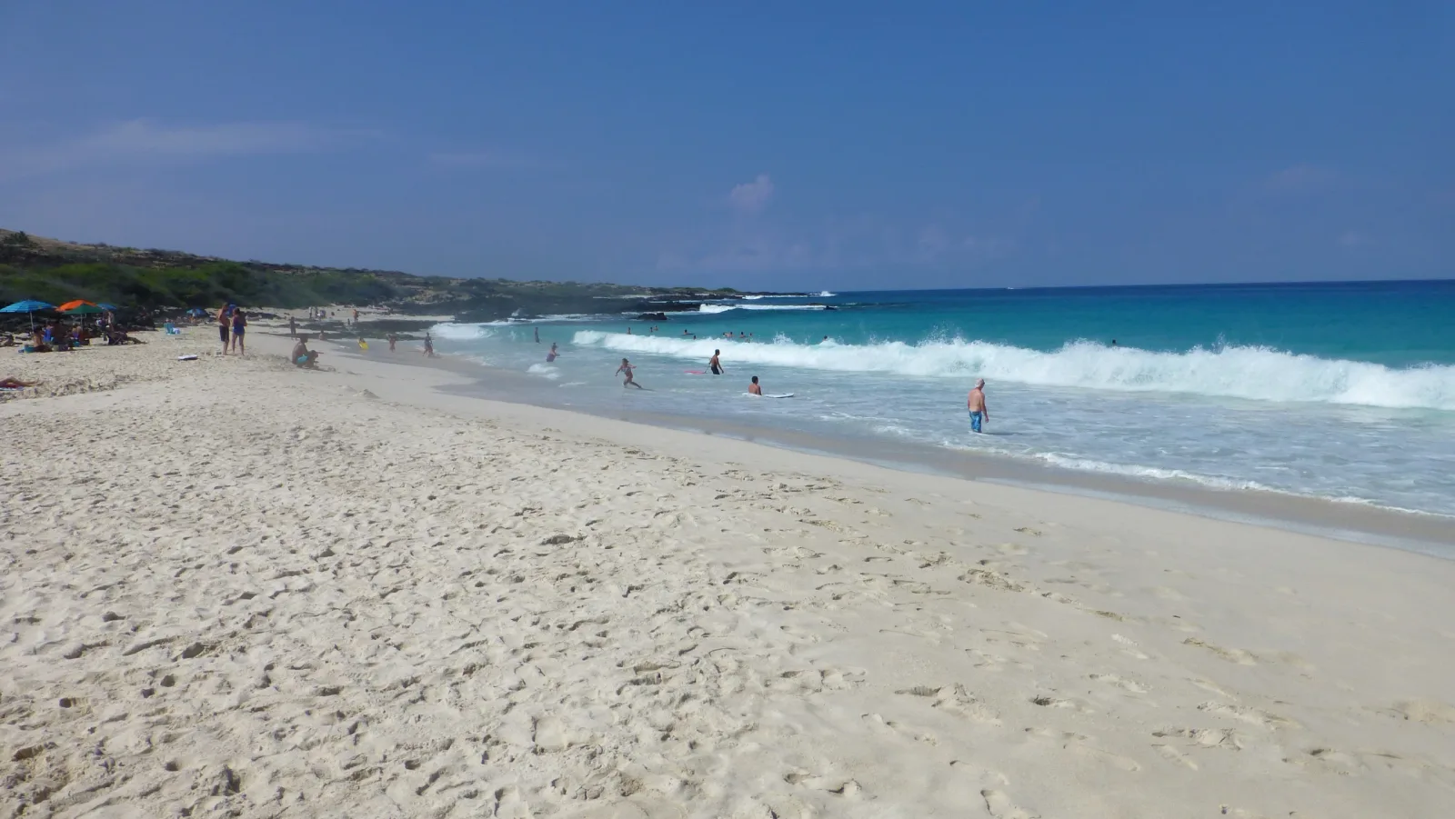 Hawaii – Weißer Sandstrand mit türkisem Meer