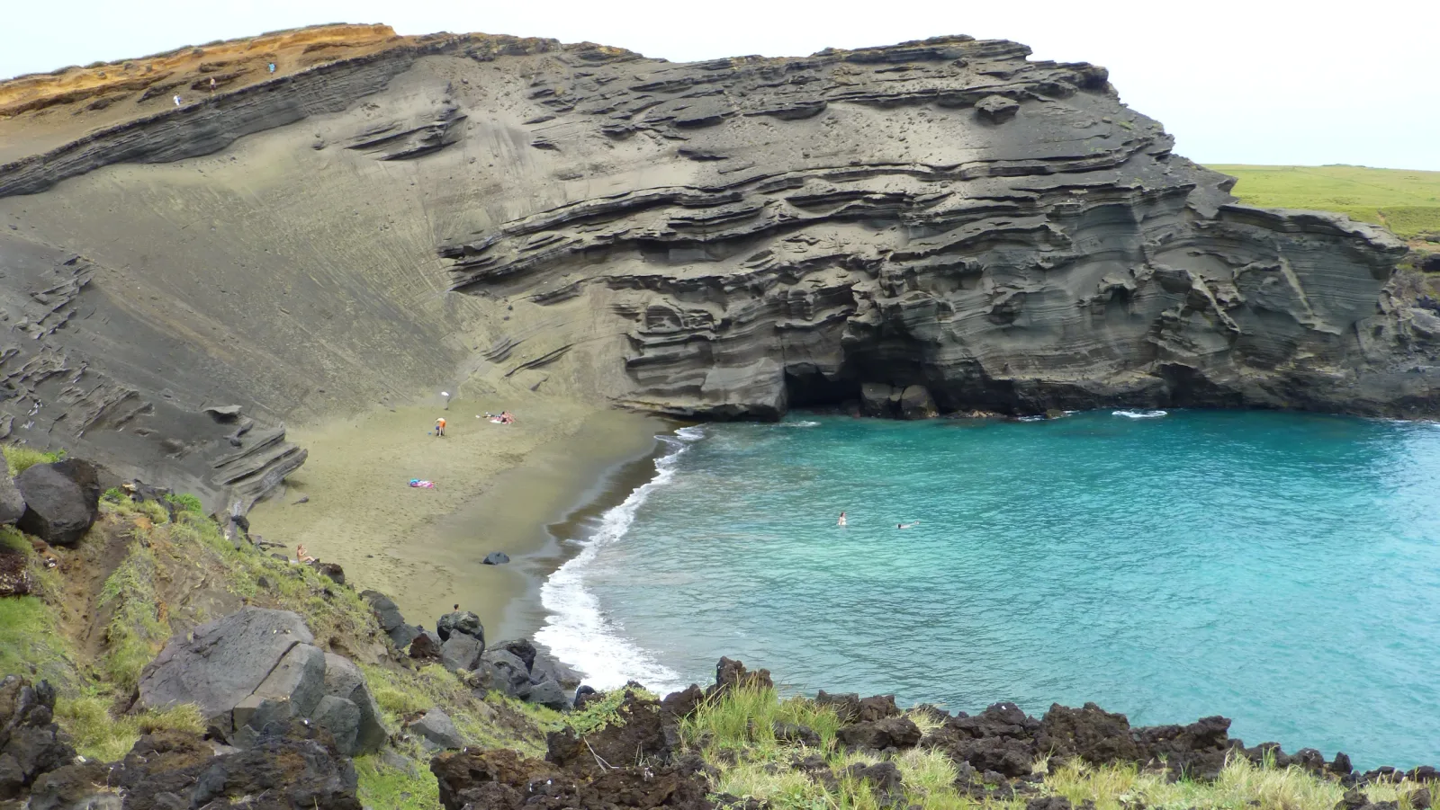 Big Island, Hawaii – Grüner Strand Papakolea mit Vulkanfelsen