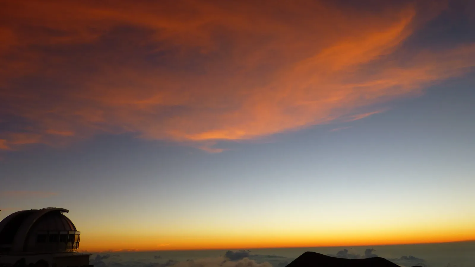 Hawaii – Sonnenuntergang über den Wolken mit Observatorium