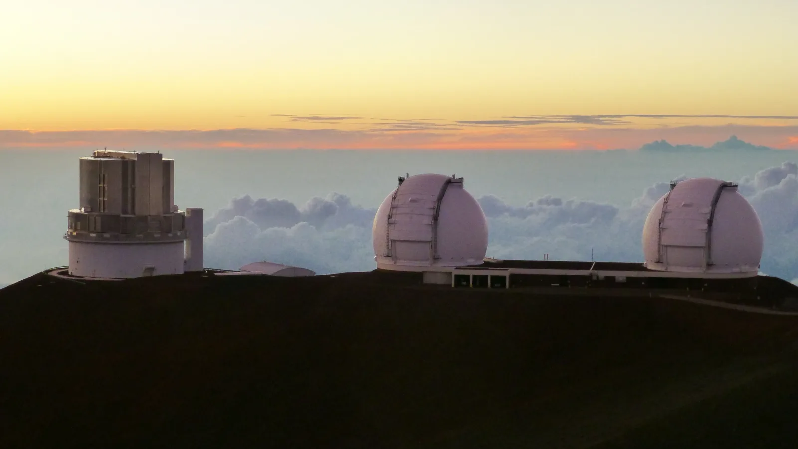 Hawaii – Observatorien auf dem Mauna Kea bei Sonnenuntergang