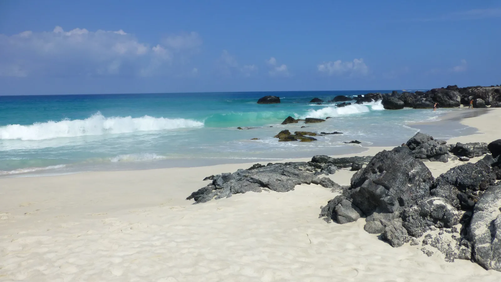 Hawaii – Türkise Bucht mit Lavafelsen und weißem Strand