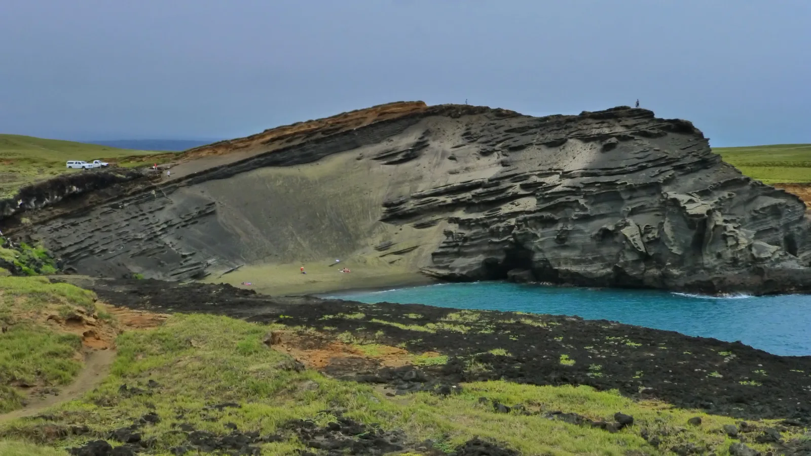 Big Island, Hawaii – Türkise Bucht mit Wellen und Lavaküste