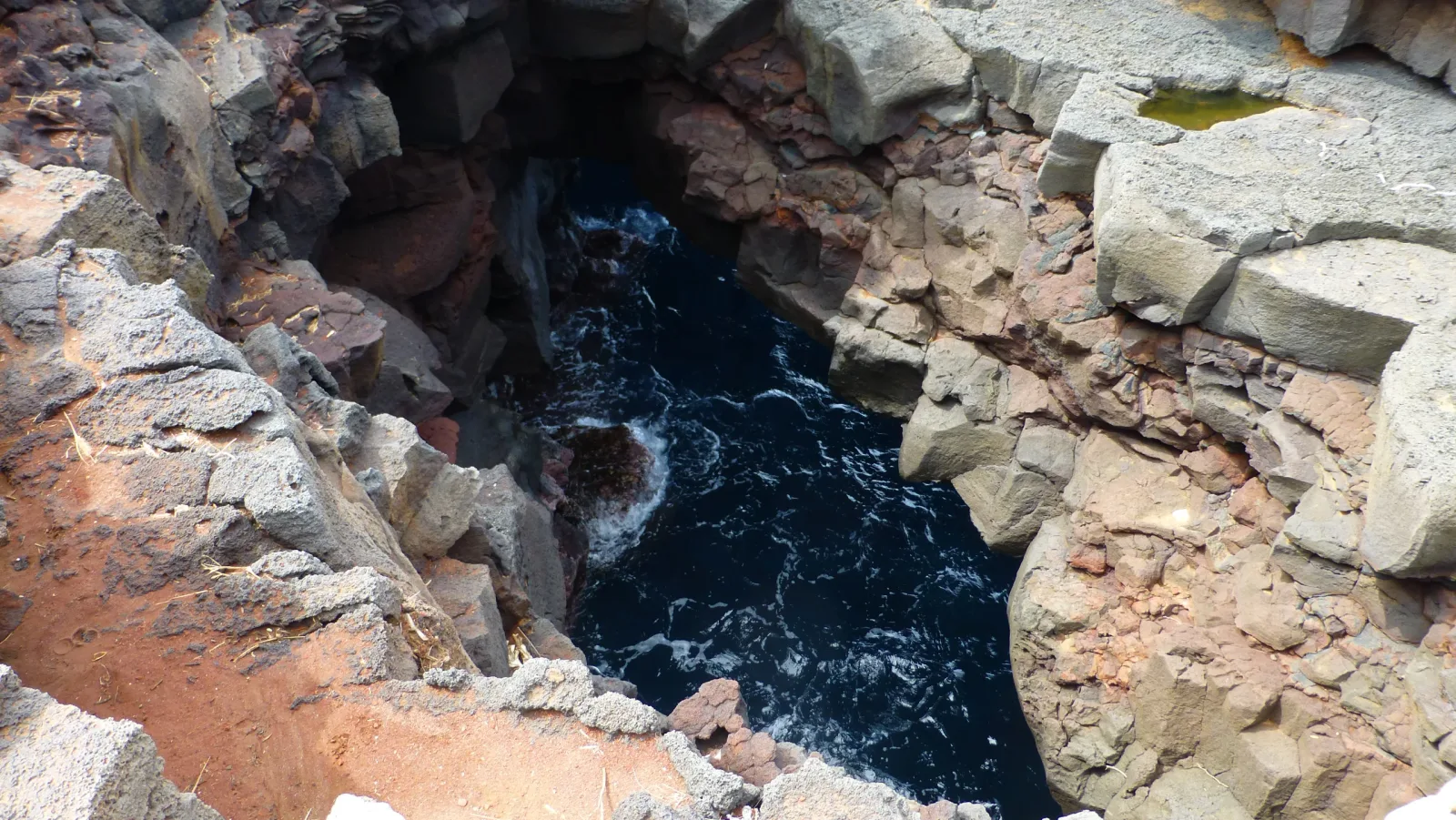 Hawaii – Meereshöhle mit tosenden Wellen in Lavafelsen
