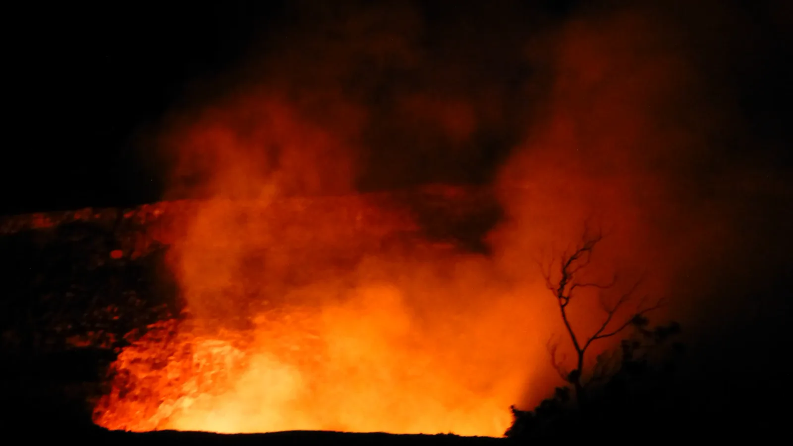 Hawaii – Glühender Lavasee im Vulkankrater bei Nacht