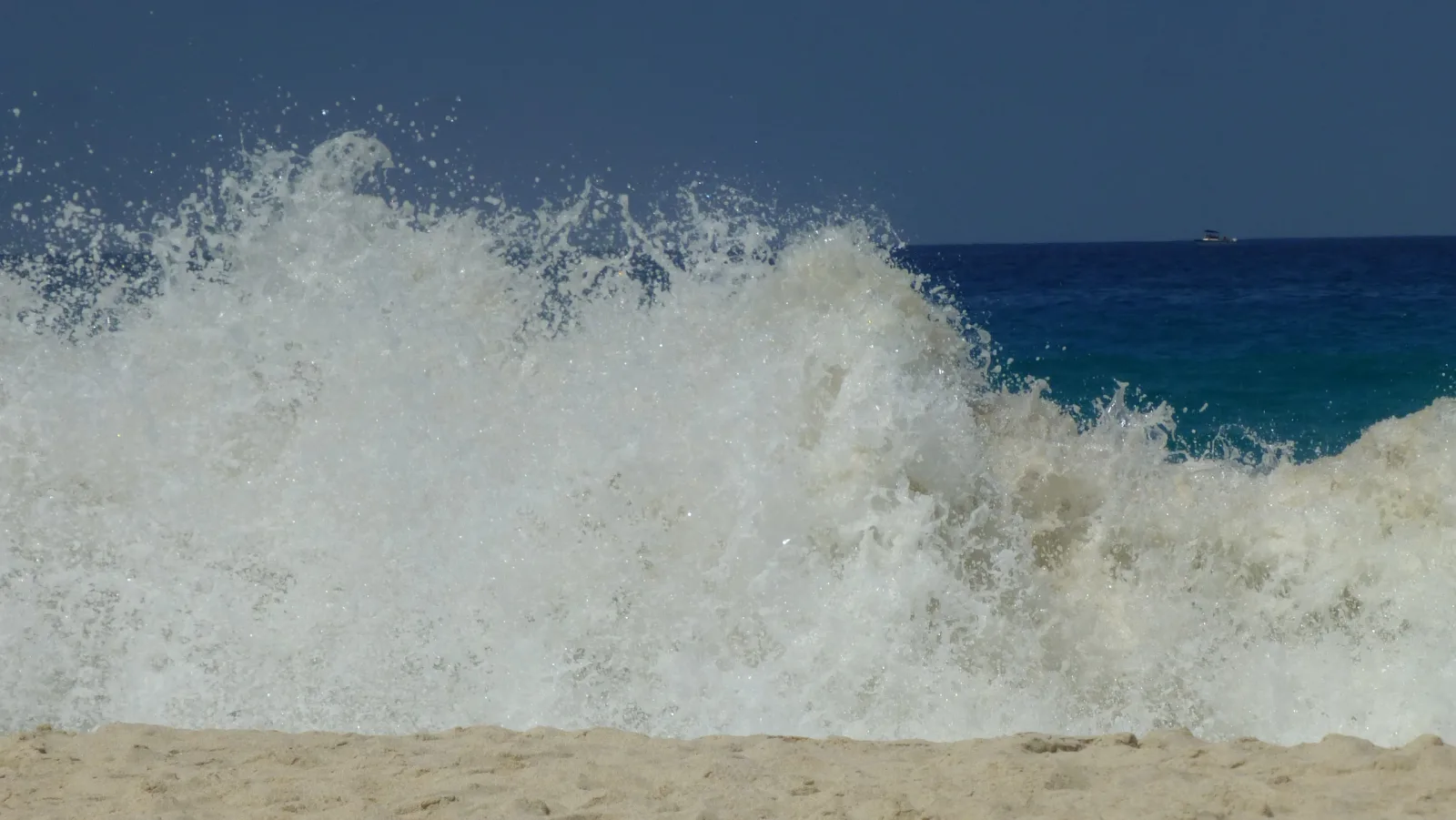 Hawaii – Brechende Woge am Sandstrand