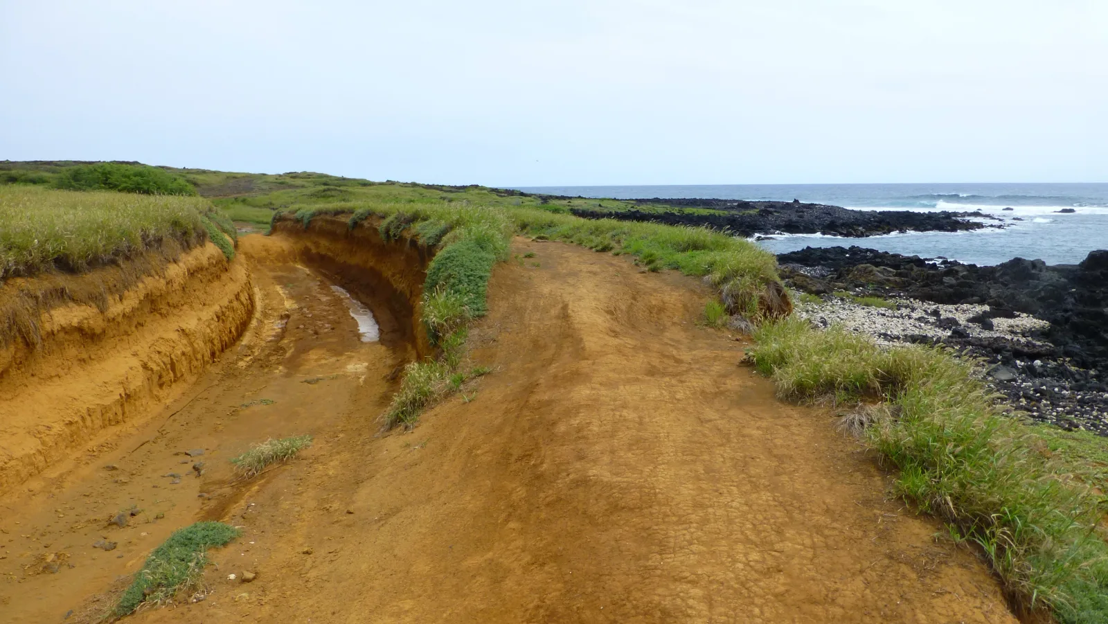 Galápagos – Küstenpfad aus rotem Vulkanboden