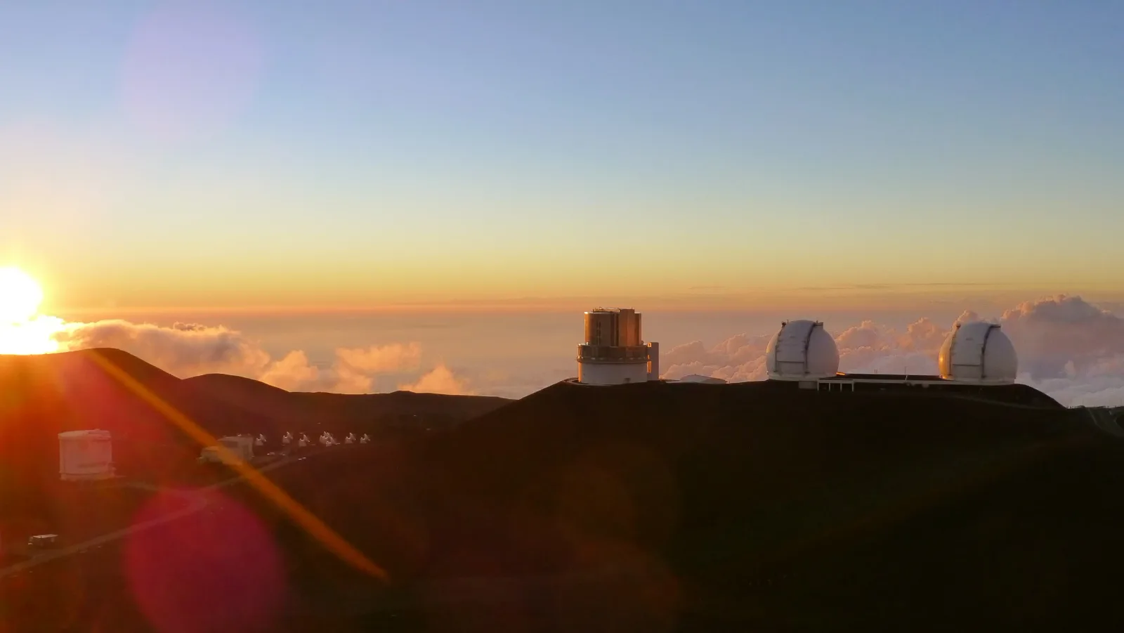 Mauna Kea, Hawaii – Observatorien über den Wolken bei Sonnenuntergang