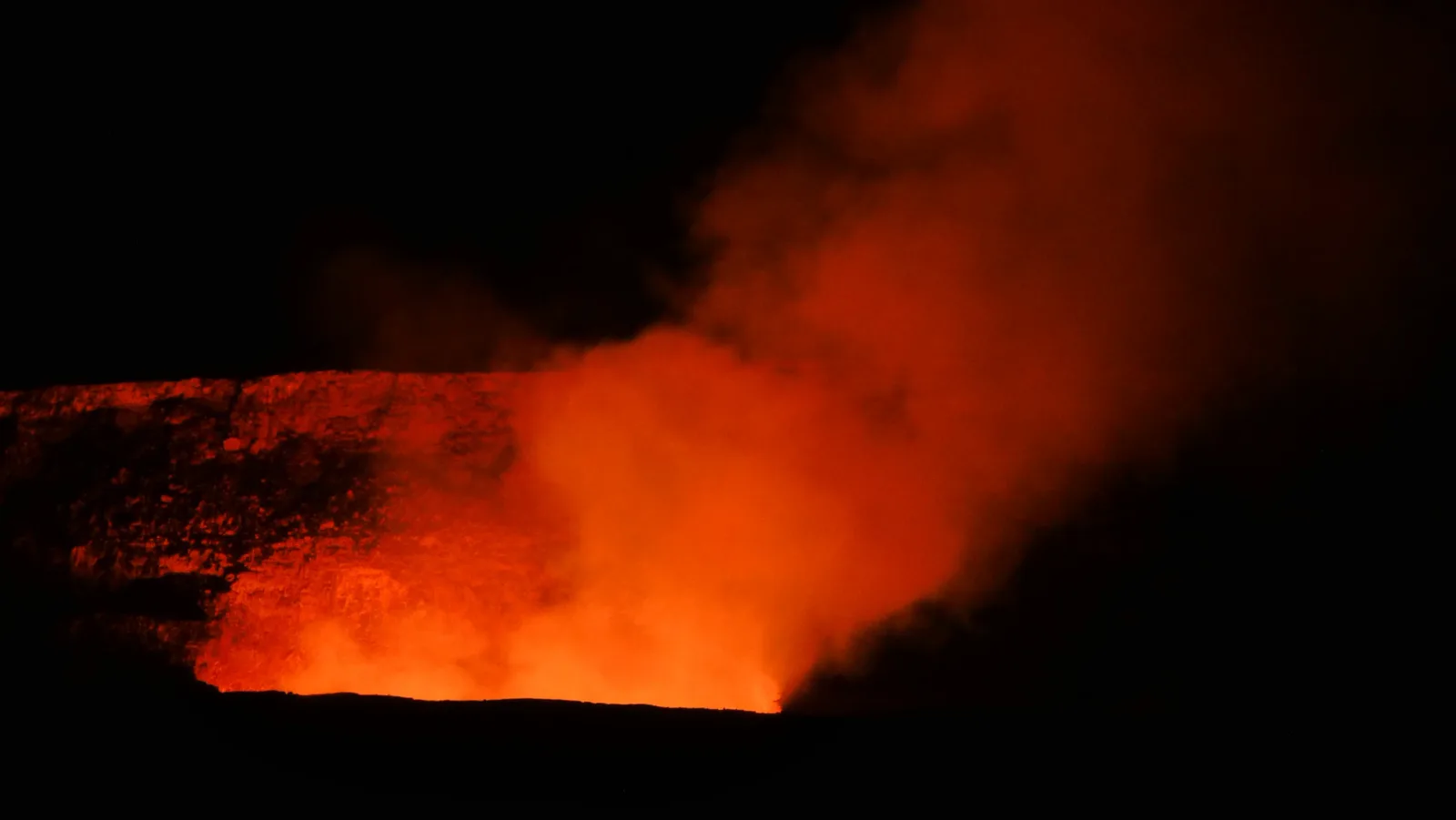 Glühender Lavasee im Kīlauea bei Nacht