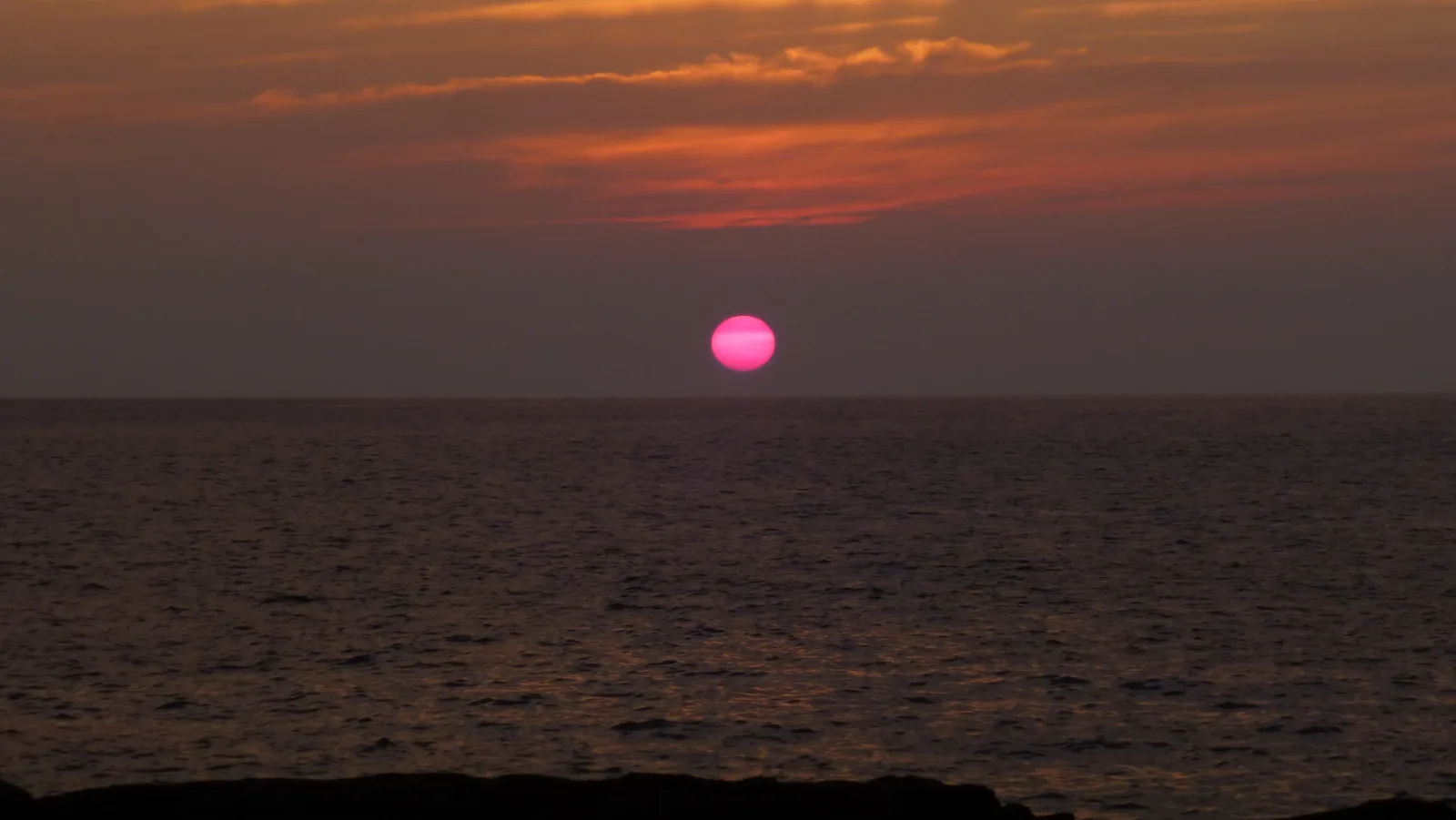 Hawaii – Magentafarbener Sonnenuntergang über dem Pazifik