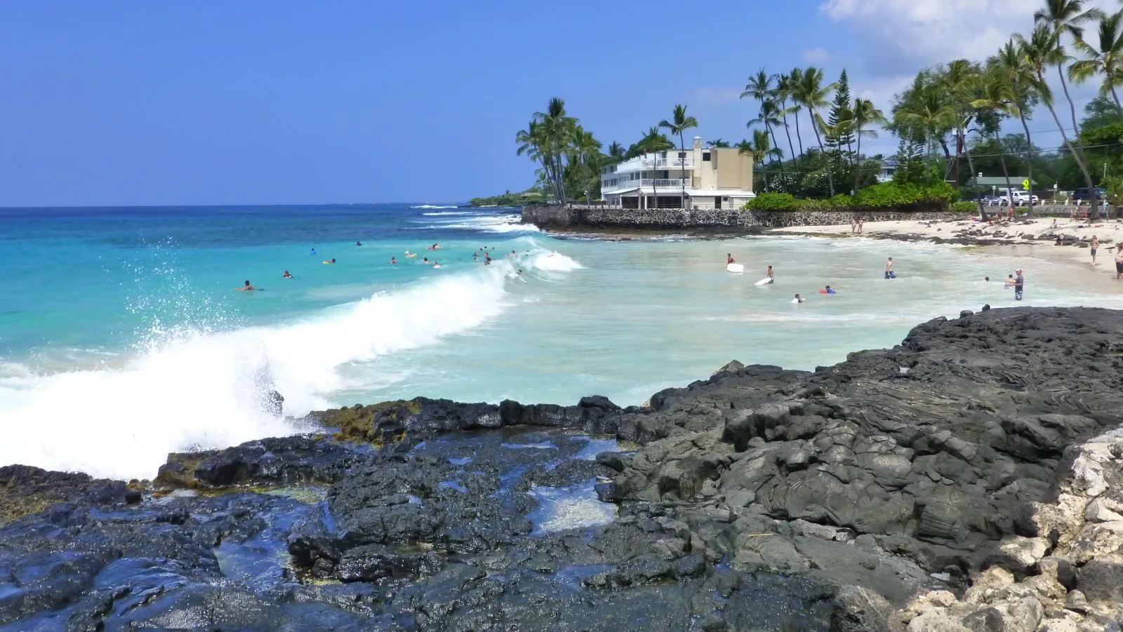 Kahaluu-Keauhou, Hawaii – Türkise Bucht mit Surfern